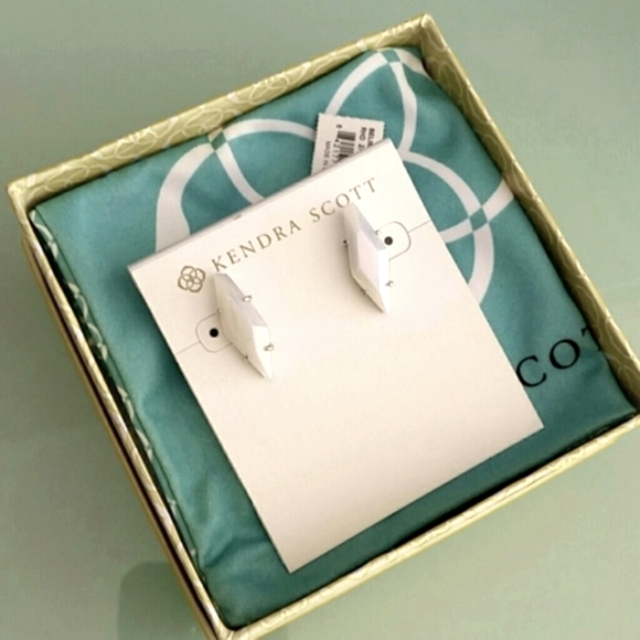 Kendra Scott Belinda Stud Earrings Iridescent White Agate NWT - Picture 3 of 3